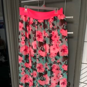 Beautiful plus sz floral maxi skirt